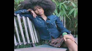 Erykah Badu - "Intro"(World Keeps Turnin') chords