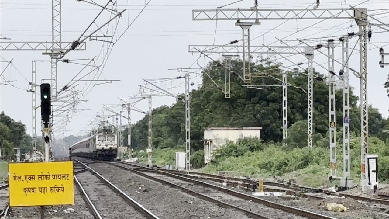 12439 Nanded Shri Ganganagar Express is gaining speed at a dangerous pace on Jalamb Railway Station
