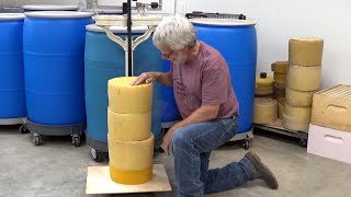 Procesamiento de panales de cría antiguos y opérculos de cera para obtener hermosos bloques de ce...