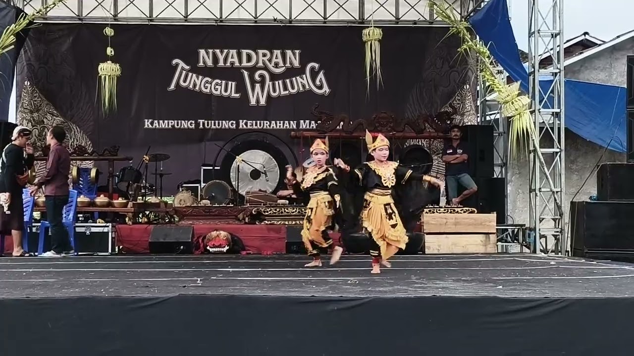 Tari kalongking cilla dan alia , tampil di acara nyadran kampung tulung, kota magelang