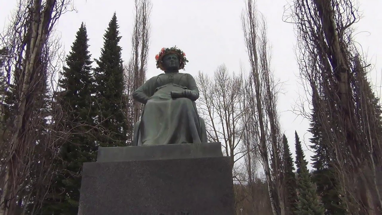 Minna Canth Statue With Wreath Minna Canthin Patsas Seppel ity 19 3 minna-canth-statue-with-wreath-minna-canthin-patsas-seppel-ity-19-3