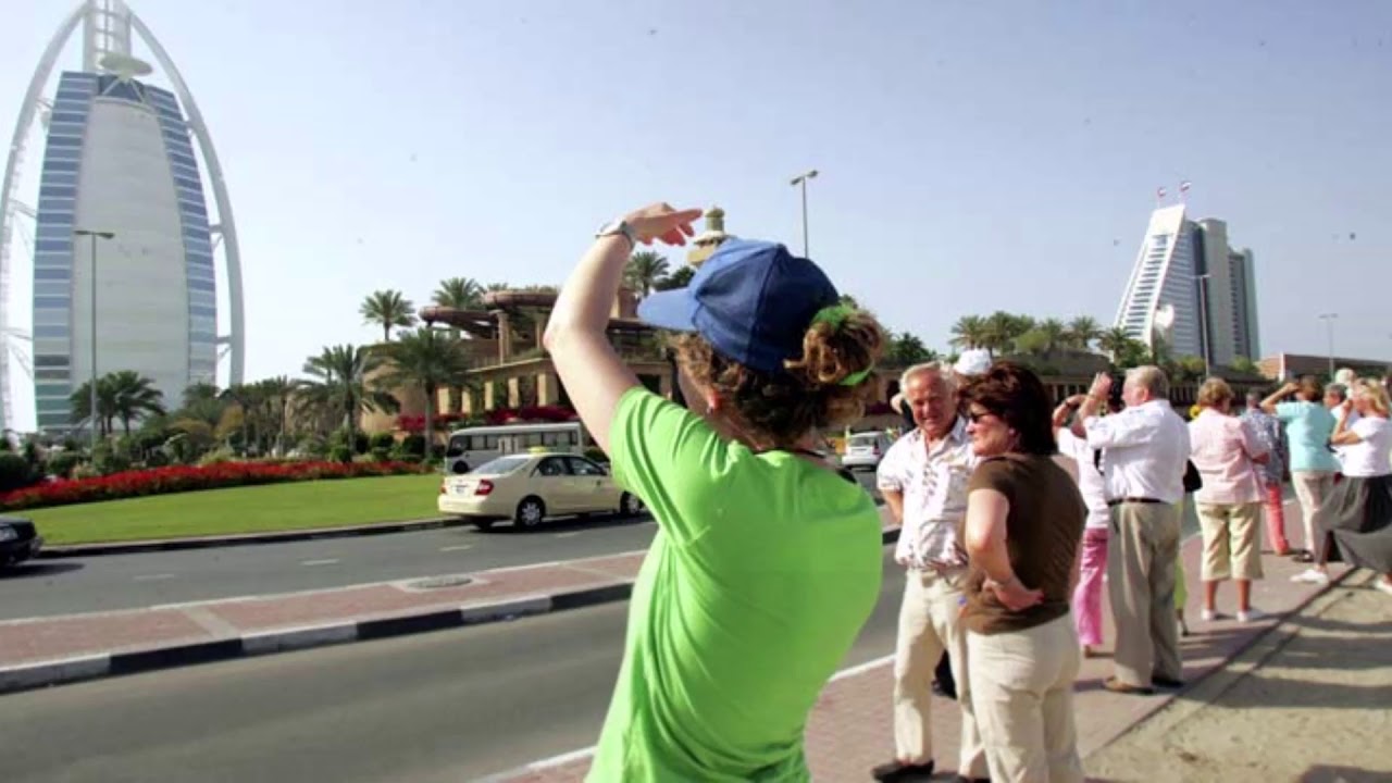 Оаэ сейчас обстановка. Абу Даби туристы. Туристы в Дубае. Туристы в Эмиратах. Российские туристы в ОАЭ.