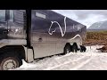 Expeditionsmobil steckt im schnee  weltreise