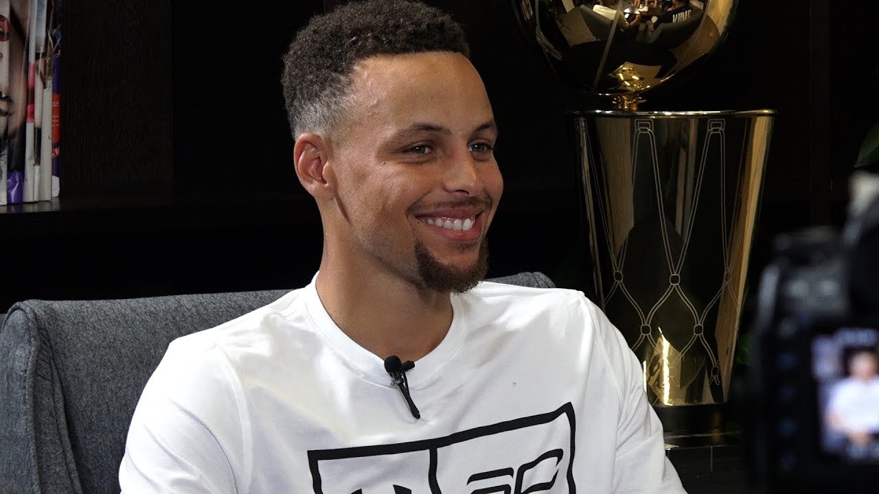 NBA Warrior Stephen Curry plays the Terracotta Warrior - China 