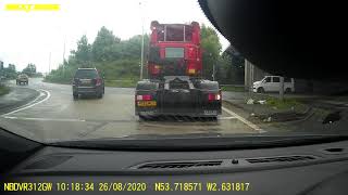 PJ57EFZ arrogant Mercedes queue jumper