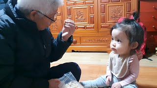 [SUB] A cute RUDA shares Puffed corn with grandpa she hasn't seen for a long time.🌽 (23 months baby)