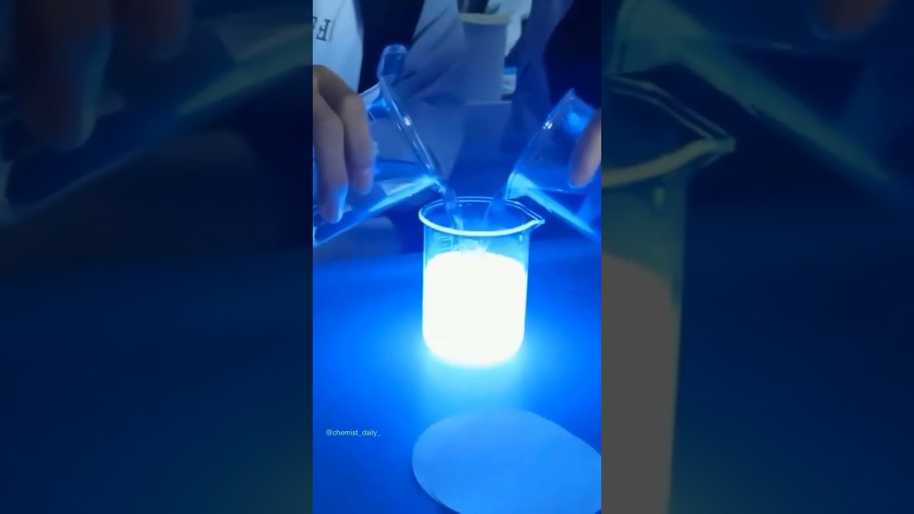 التفاعل الكيميائي بين اللومينول والماء الاكسيجينيمتعة الكيمياء