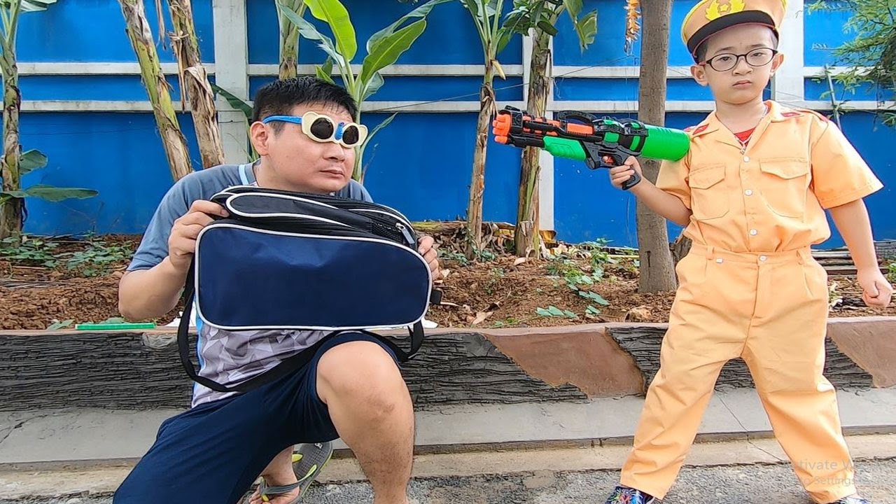 Trò Chơi Bé Làm Cảnh Sát Bắt Cướp Trả Lại Túi Sách Cho Cậu Bé Nghèo! Thầy Thái Vlog