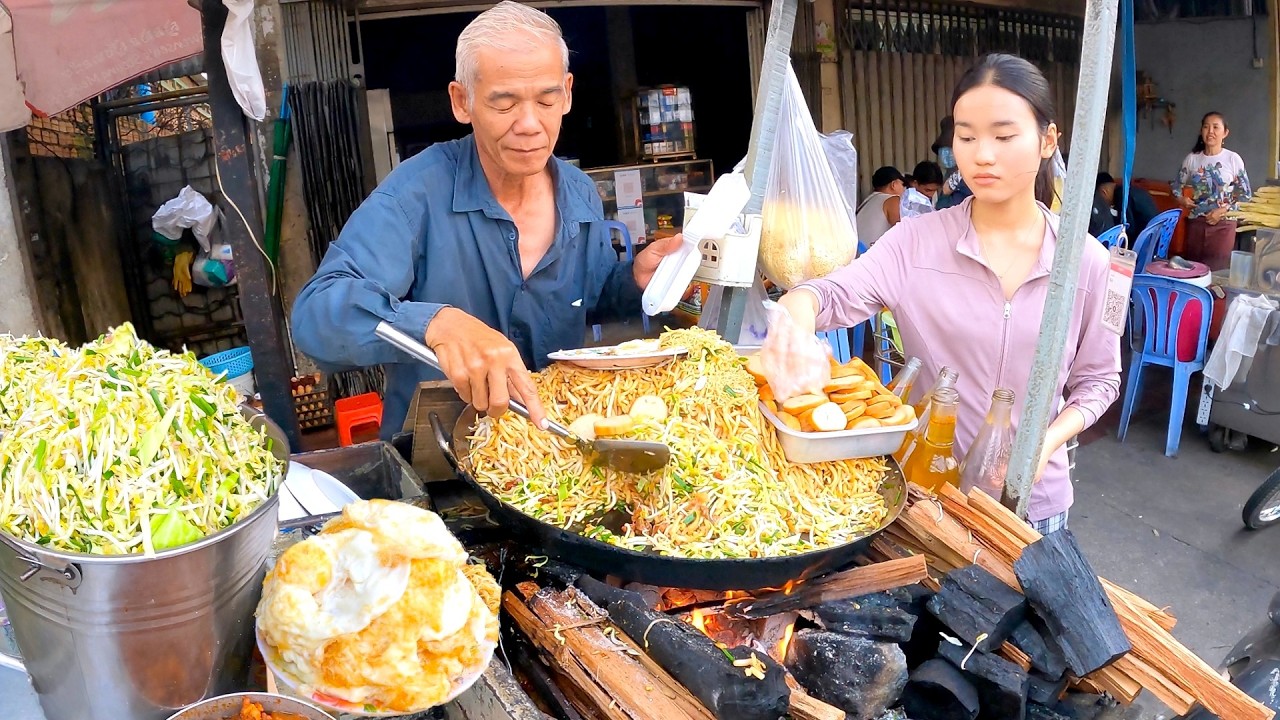 $1.25 Fried Noodles by Smiling Grandpa in Phnom Penh 🇰🇭 Street Food Story