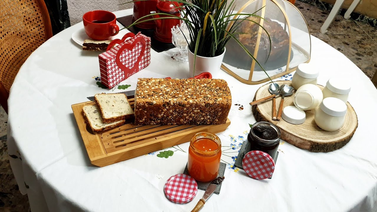 pain de mie🍞confiture d'abricots🍯pâte à tartiner, yaourt à la vanille,brioche 🍫 et café  arabica ☕