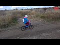 Riding a kid&#39;s bike through the mountains and hills | Montar en bicicleta para niños por las montaña