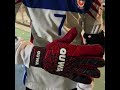 🧤❤️ Actitud, reflejos y seguridad en cada atajada con los guantes de arquero QUWA Basic rojos. ⚽🔥