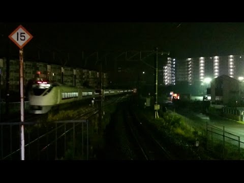 夜の佐貫駅を通過する上野東京ライン常磐線特急ひたち