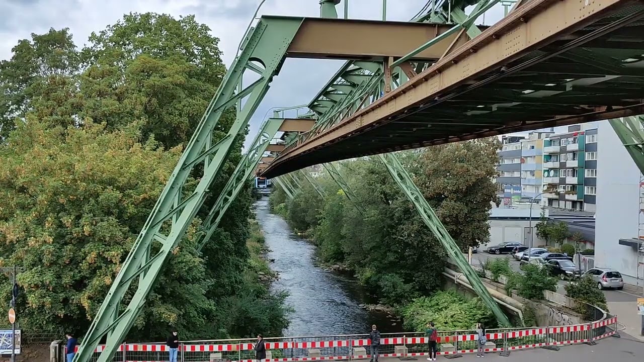 Wuppertaler Schwebebahn   flying out of the station