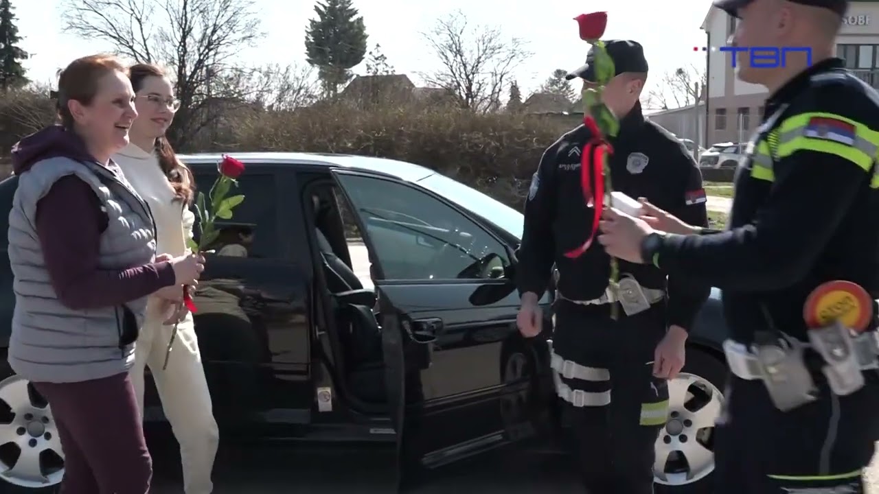 Pripadnici Policijske uprave Pančeva delili ruže povodom 8. marta - RTV Pančevo