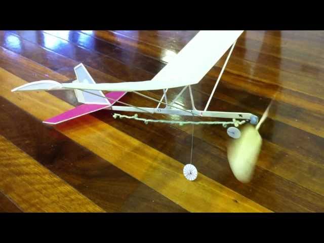 ゆったりと静かに飛ぶゴム動力の模型飛行機が楽しい P T A ５５