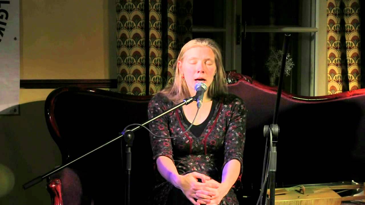 Meelika Hainsoo esitamas MEREKOSILASTE LAULU Tartu Folgiklubis 2 12 2011