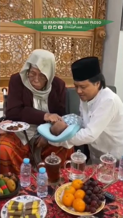 KH. Nurul Huda Djazuli melakukan tahnik bayi yang digendong Gus Yusuf Chudlori