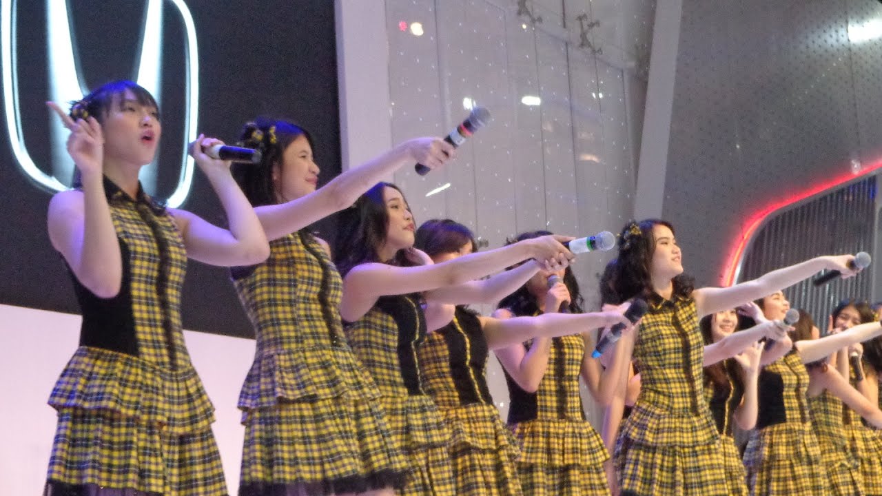 JKT48 on GIIAS Surabaya Auto Show @ Grand City Convention Hall (01 October 2016) [HD FANCAM]
