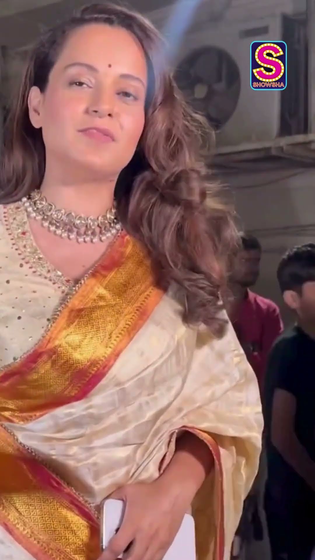 Kangana Ranaut Opts For Classic Elegant Saree As She Greets Paps In The City | n18S | #shorts
