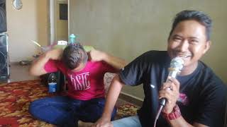 Lagu dinyanyikan menyebabkan orang tutup telinga