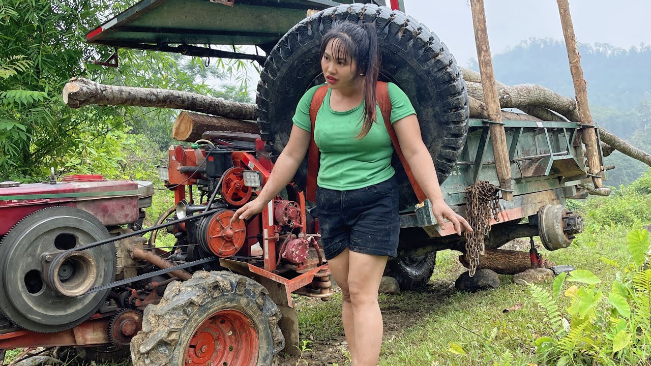 Agricultural vehicles transporting wood, these are the most arduous and difficult trips of the girl.
