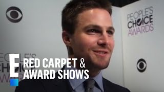 "Arrow's" Stephen Amell Talks Oliver and Felicity's Chemistry | E! People's Choice Awards