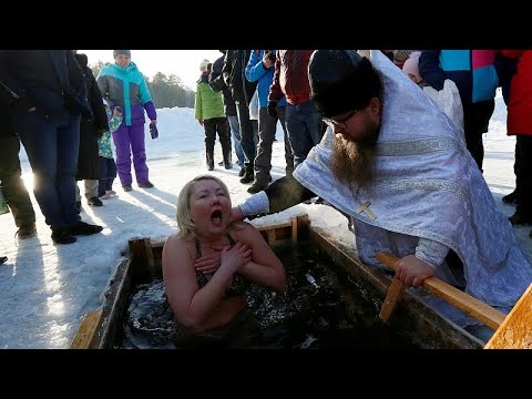 شاهد الروس يحيون عيد الغطاس وسط الثلوج
