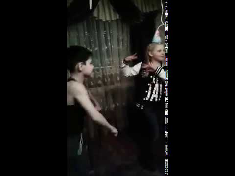 русская девочка танцует под армянской песней лучше всех