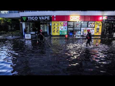 Una fuerte tormenta de granizo inunda las calles de Santiago de Chile y paraliza parte del metro