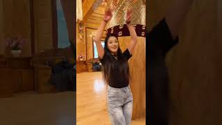 Beautiful Tibetan Girl Performing Traditional Dance in Shangri-La Tibet #shangrilatibet #getviral