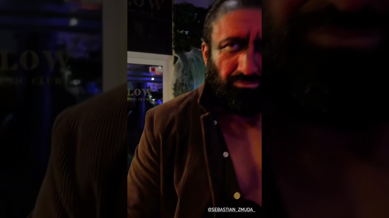 ELEGANCKI, WYMALOWANY, WYPACHNIONY CHAD SEBASTIAN ŻMUDA W PRZEBRANIU HALLOŁINOWYM 