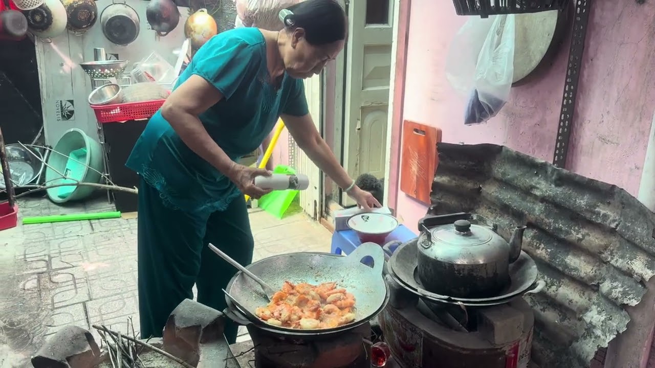 Nấu cùng bếp nhà bà chính