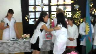 Laura recibiendo su diploma.claudia tambien recibiendo su diplom 059.avi