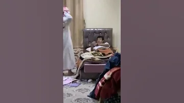 اب سعودي يضرب ابنه بالسوط من أجل صلاة الفجر 
