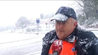 Lalín se queda aislada por la nieve durante la tarde.