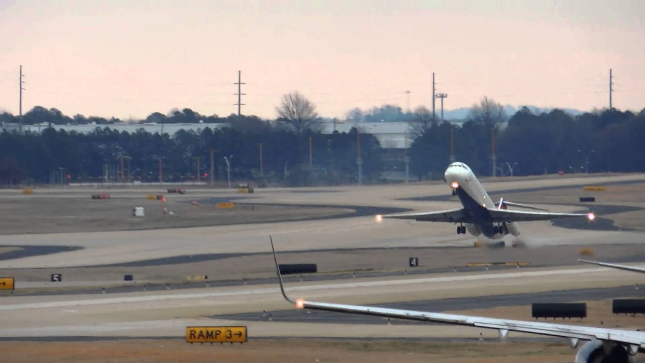 Hartsfield-Jackson Int'l Airport, Atlanta - Snow Flurry Saturday on the Northside - Rwy 26L