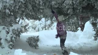 NY: LAKE-EFFECT SNOW-PEOPLE SHOVELING