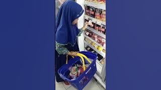 Anak baju biru jajan satu keranjang biru di indomaret #shorts_ #indomaret