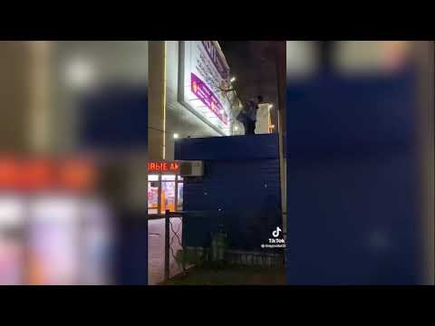 Парня, запустившего фейерверк с крыши поста полиции, задержали в Алматы