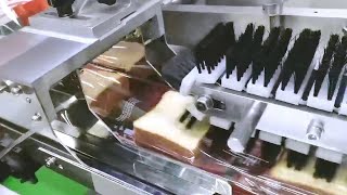 bread flow wrapper with worker's hand feeding products reciprocating type wrapping packing machine