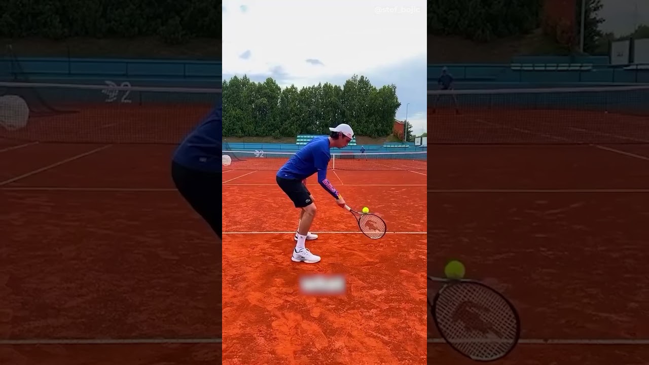 This guy's trickshot game is unreal! 😱🎾 
