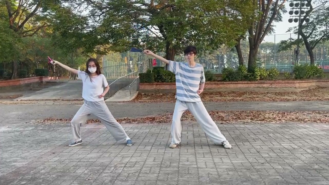 Flying Rainbow Kungfu Single Fan - 24. Turning Body with Wrist Techniques