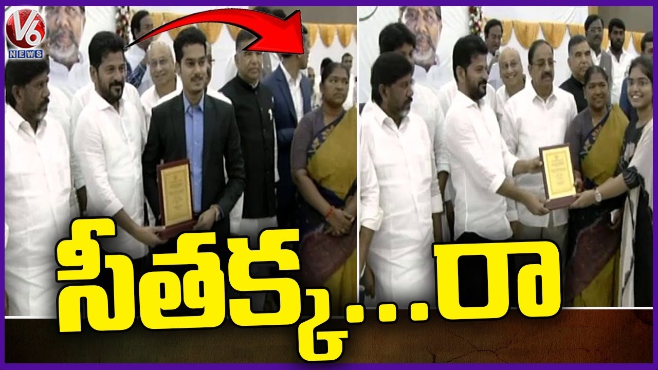 CM Revanth Reddy Called Seethakka For Front Side Give Momentos To ...