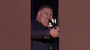 Django zingt lied op gedicht van gedetineerde