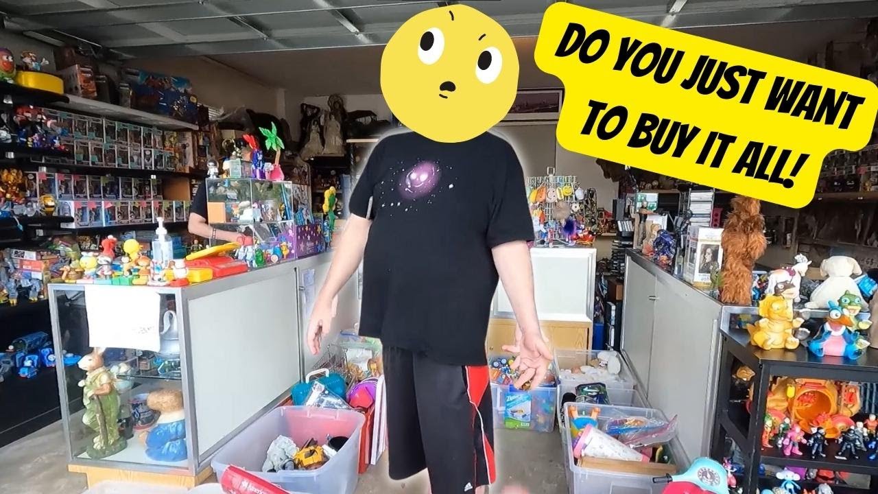 Он хочет, чтобы я купил его огромную коллекцию винтажных игрушек!!?!! | Гаражная распродажа