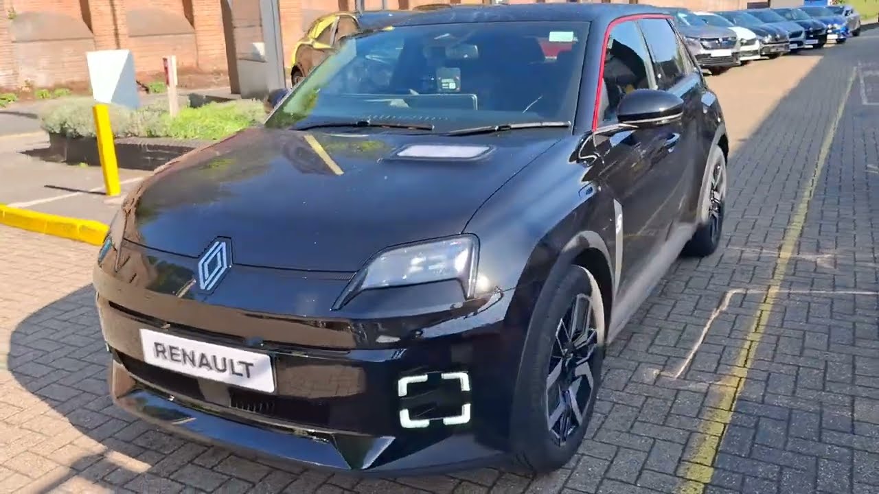 BRAND NEW RENAULT 5 TECHNO 150ps 52KWH in Diamond Black @ Renault Croydon