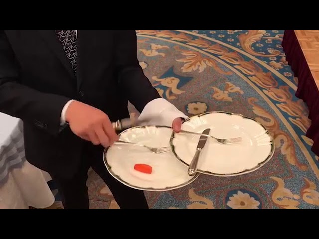 昔の配ぜん人はみんな出来た10枚 今回は8枚 の料理皿を一度に下げる方法 How To Clear 8 Plates At Once Youtube 昔の配ぜん人はみんな出来た10枚 今回は8枚 の料理皿を一度に下げる方法 How To Clear 8 Plates At Once Youtube