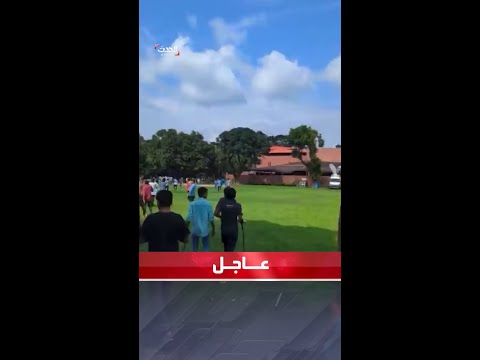 محتجون يقتحمون مقر رئيسة وزراء بنغلاديش الشيخة حسينة بالعاصمة دكا