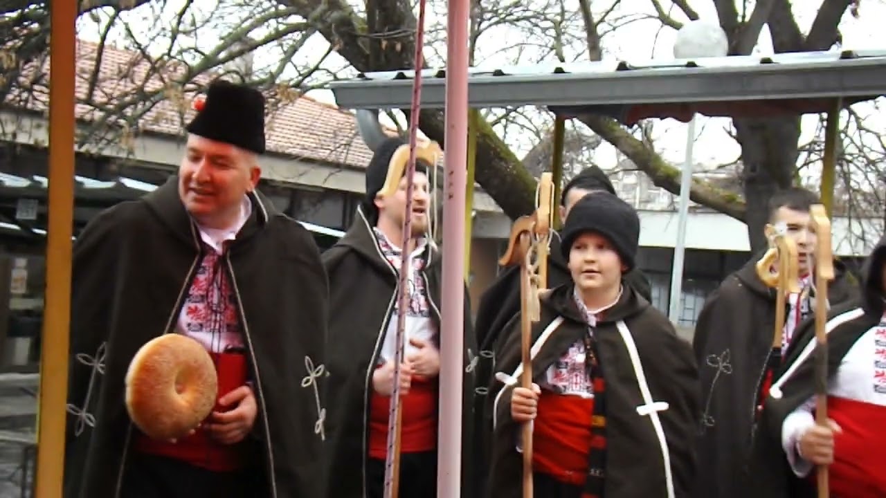 моменти от коледарка  древната традиция на Общинския пазар в Карлово.24.12.2025